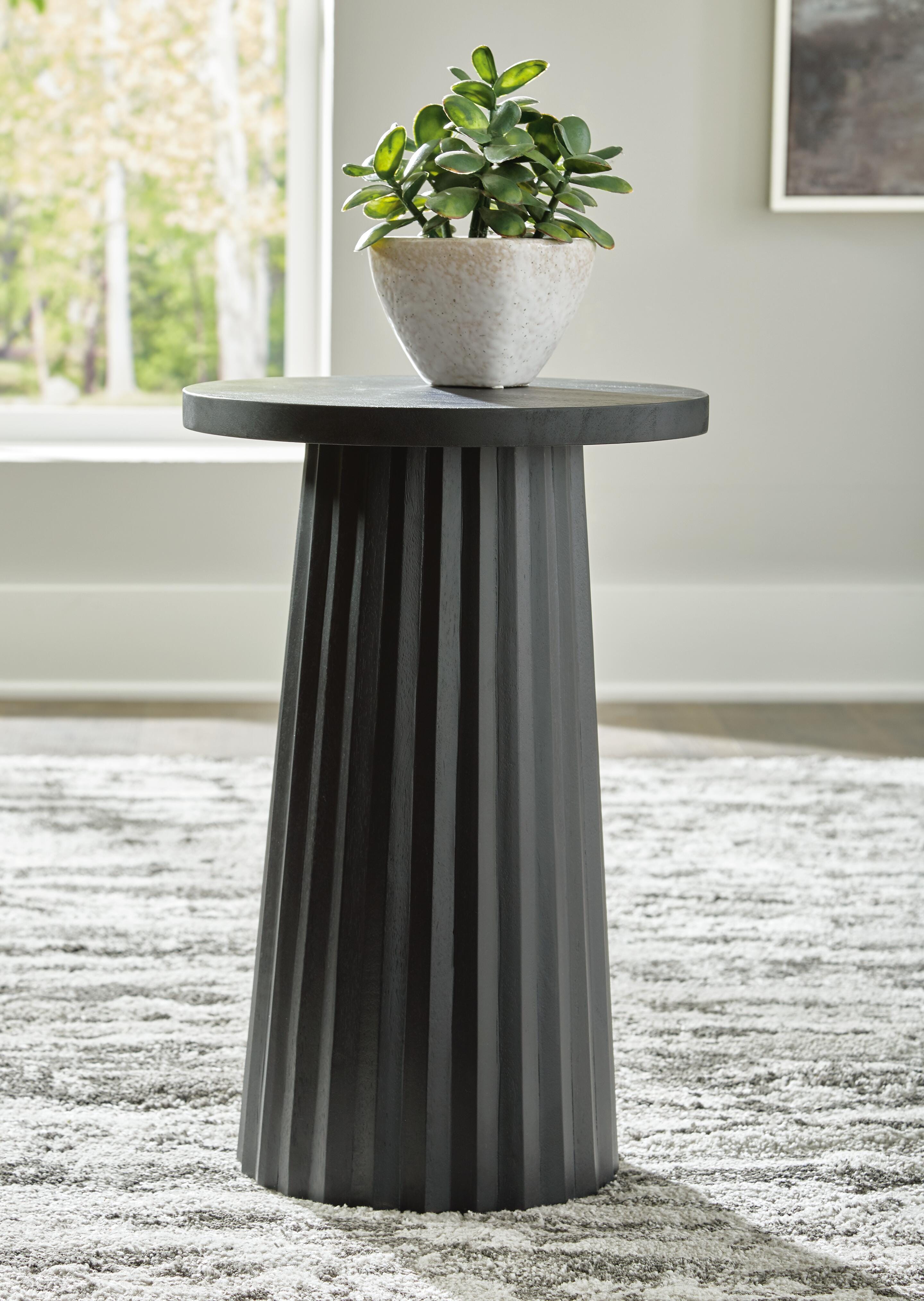 Ceilby Accent Table (Black/Gray)