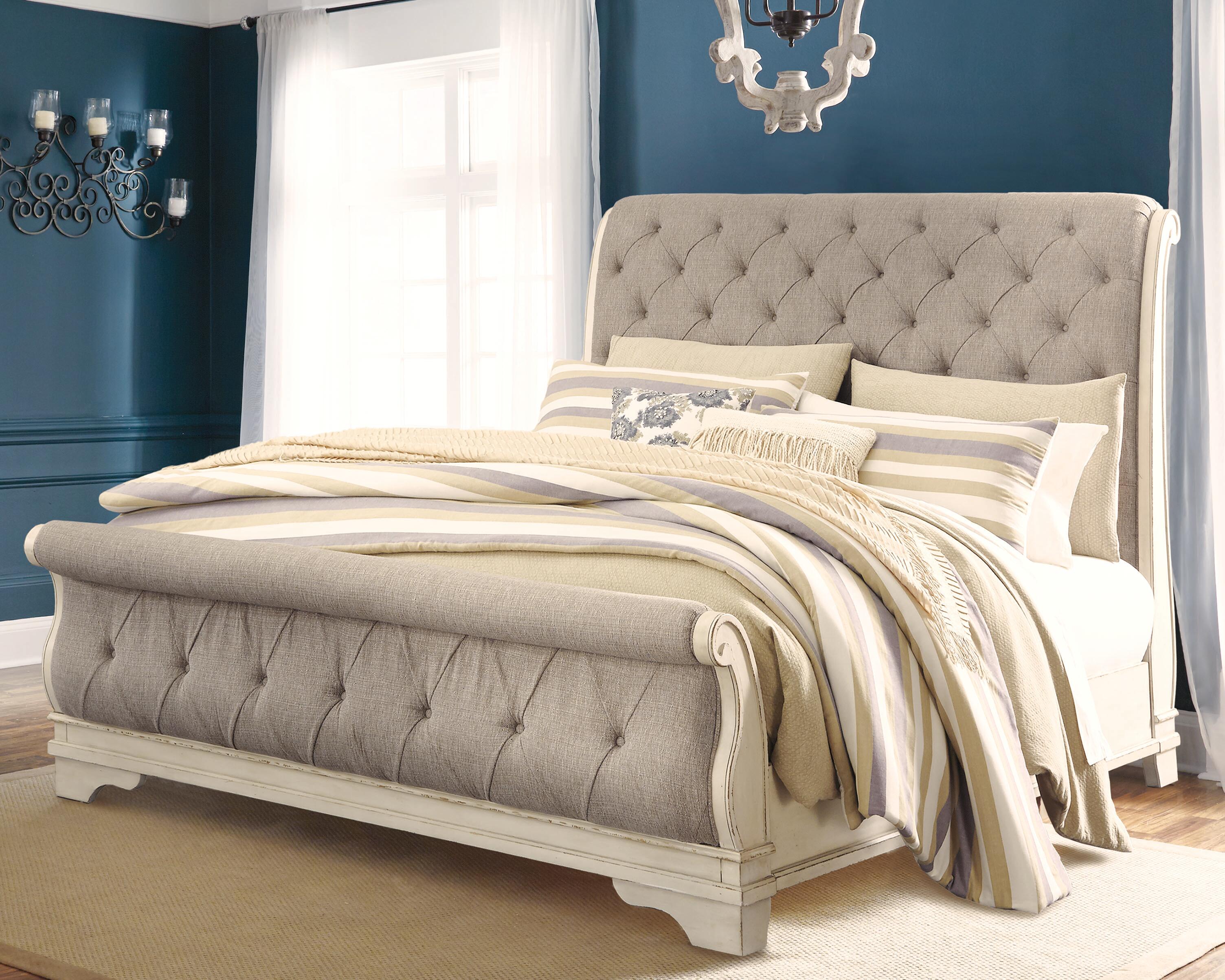 Realyn Sleigh Bed