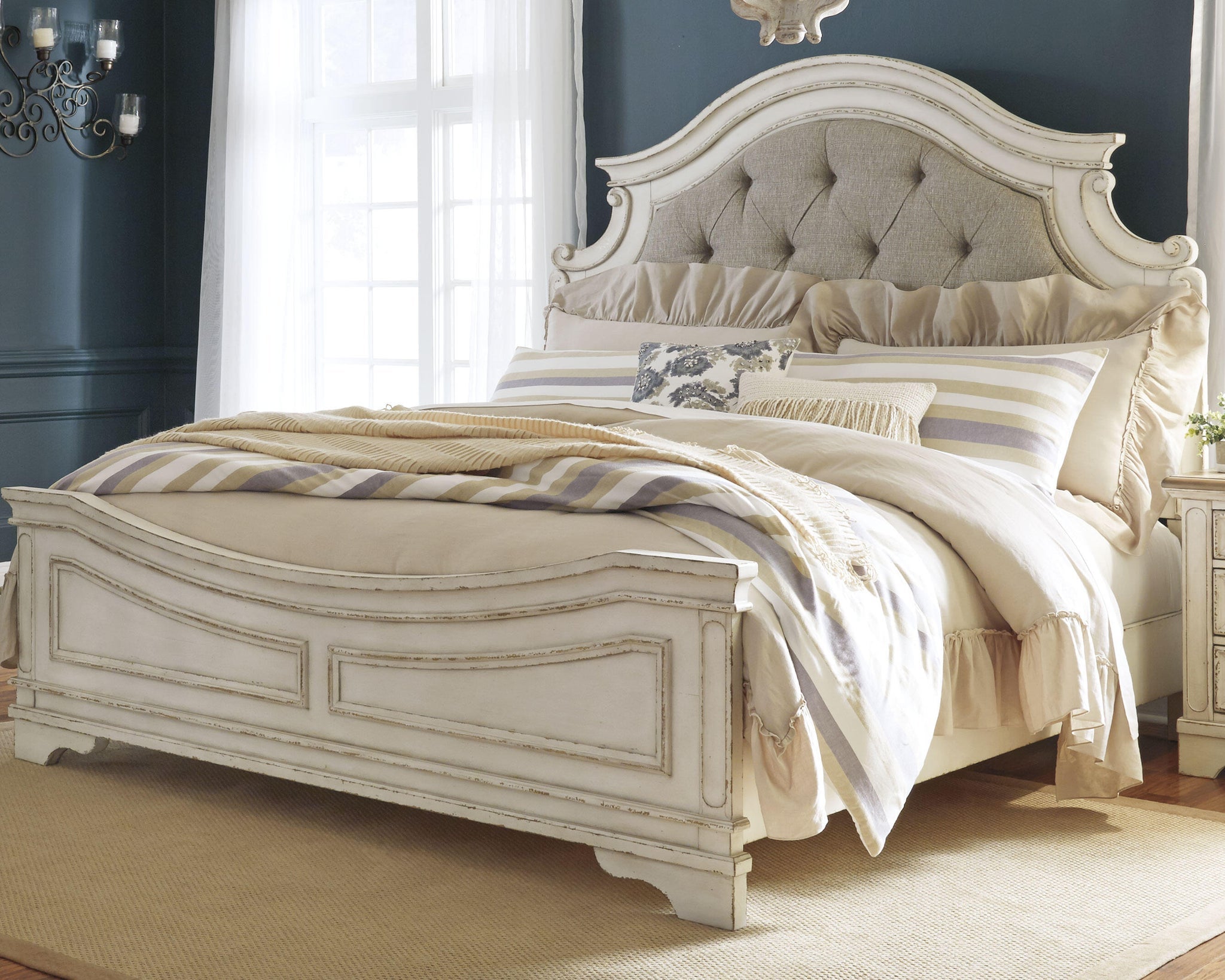 Realyn Panel Bed