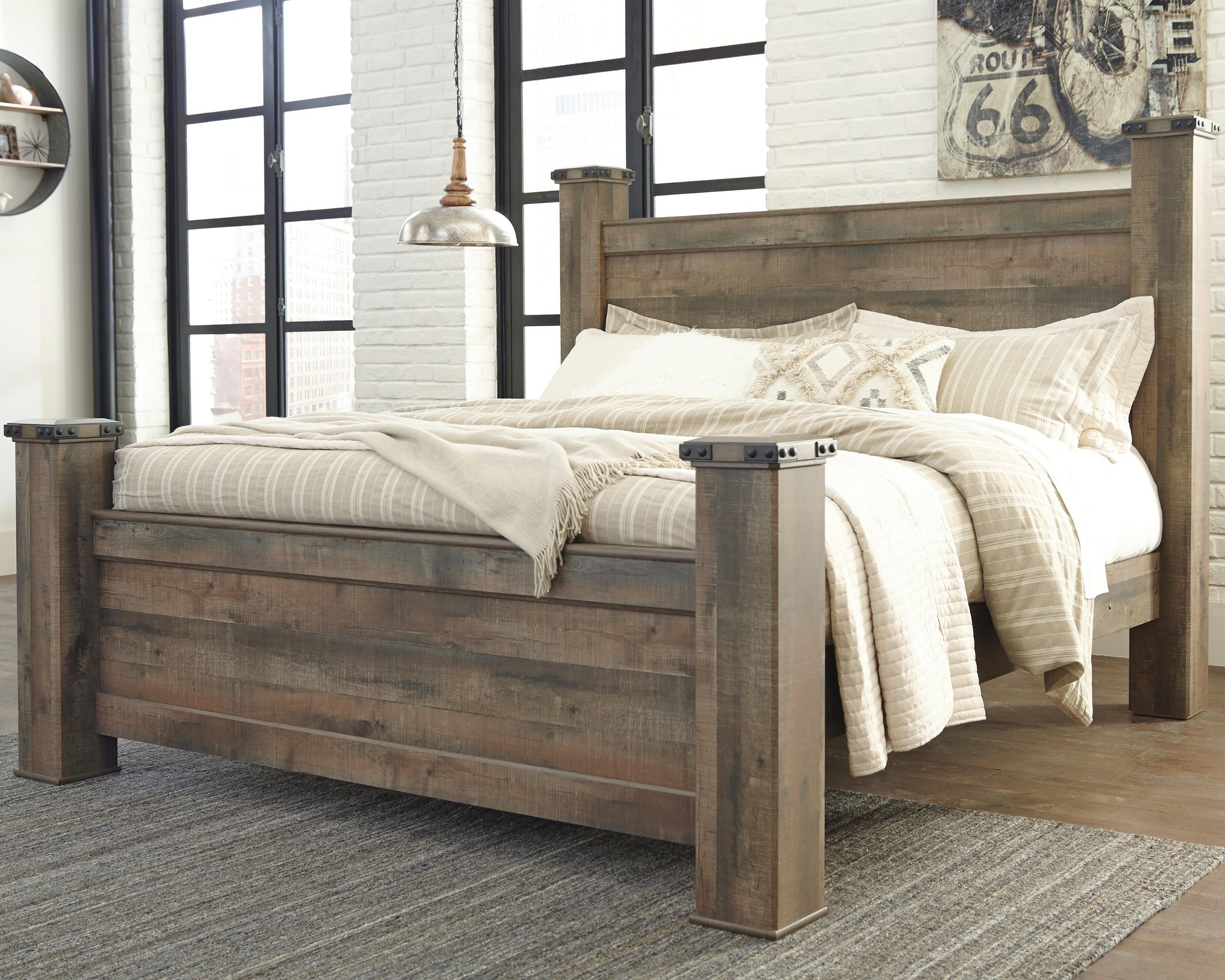 Trinell Poster Bed