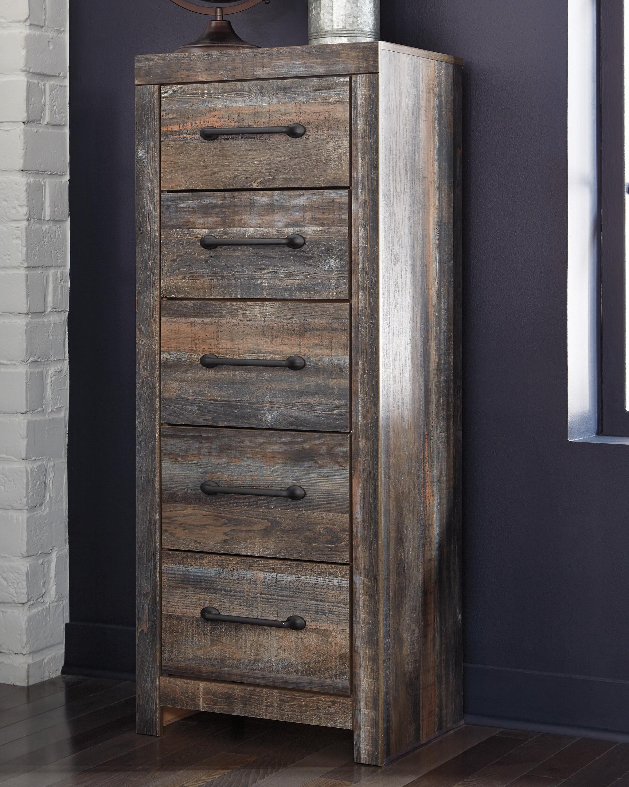 Drystan Narrow Chest