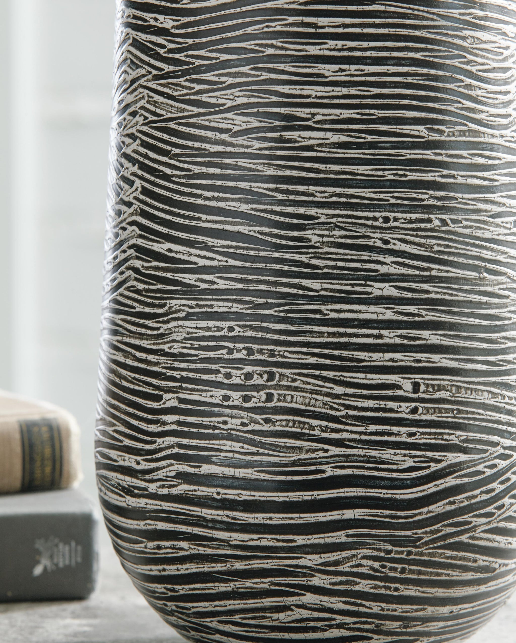 Fynn Vase (Black/Gray)