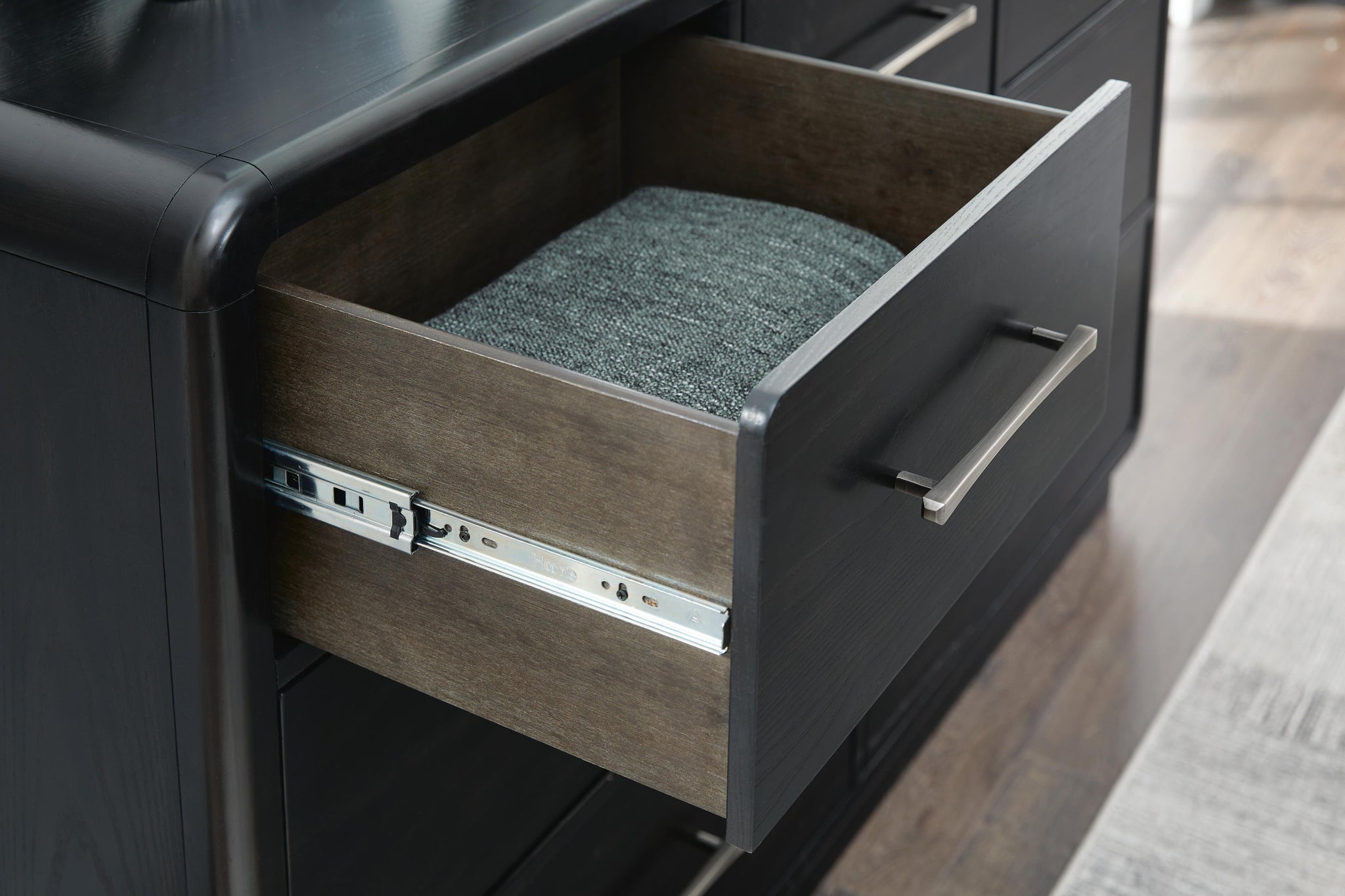Rowanbeck Chest of Drawers