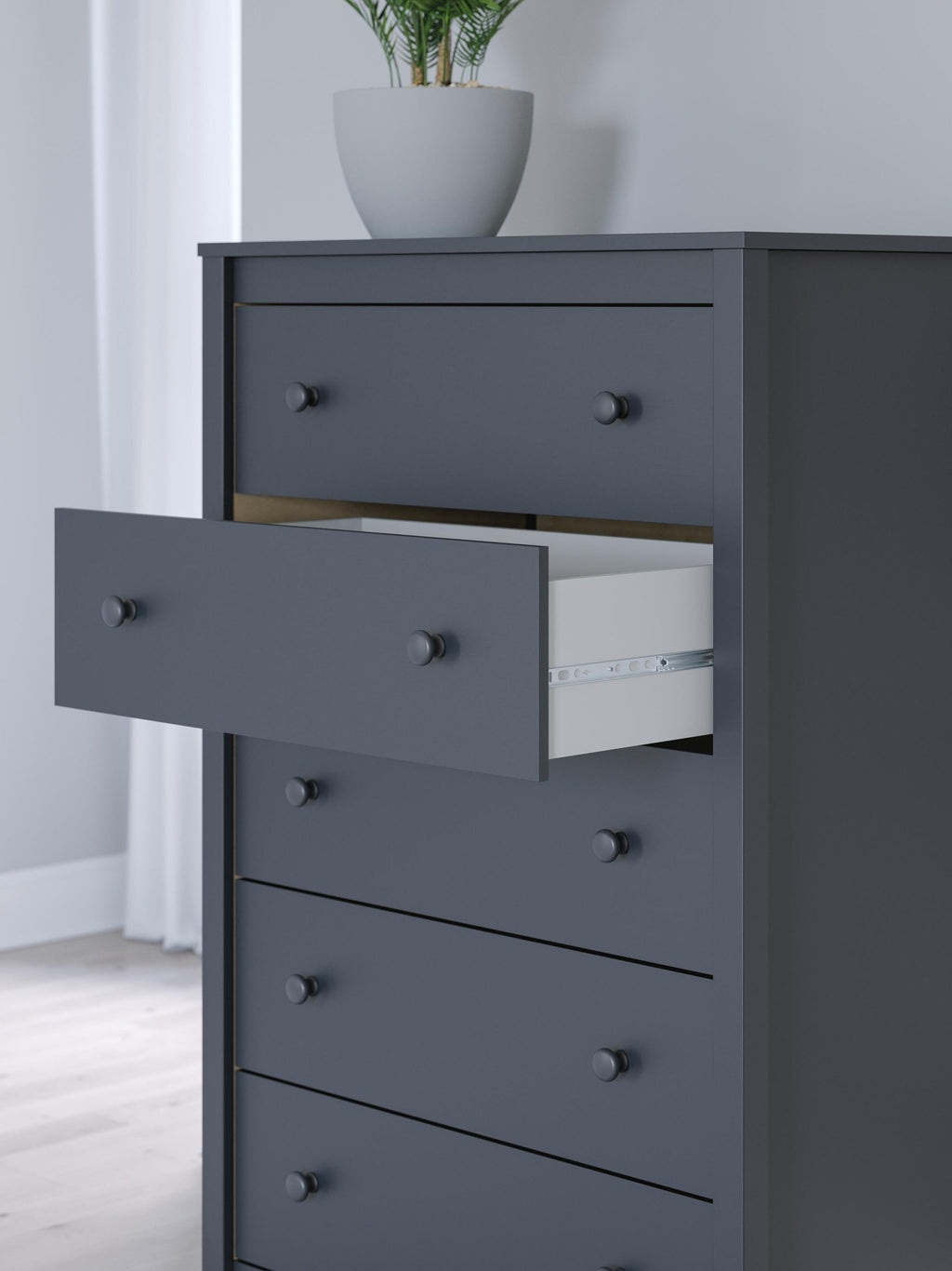 Simmenfort Chest of Drawers