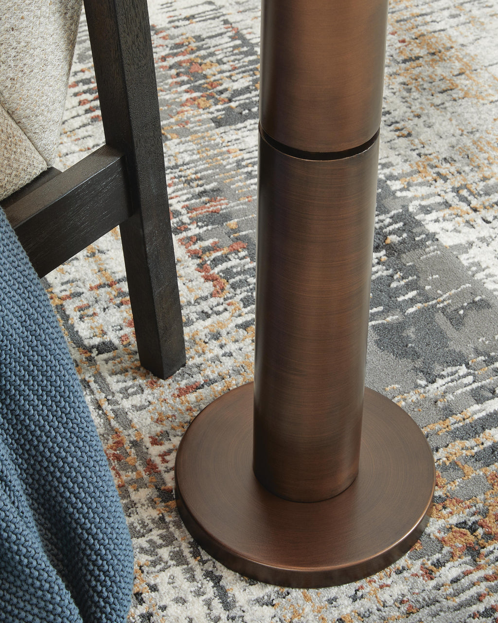 Wendfield Floor Lamp (Two-Tone)