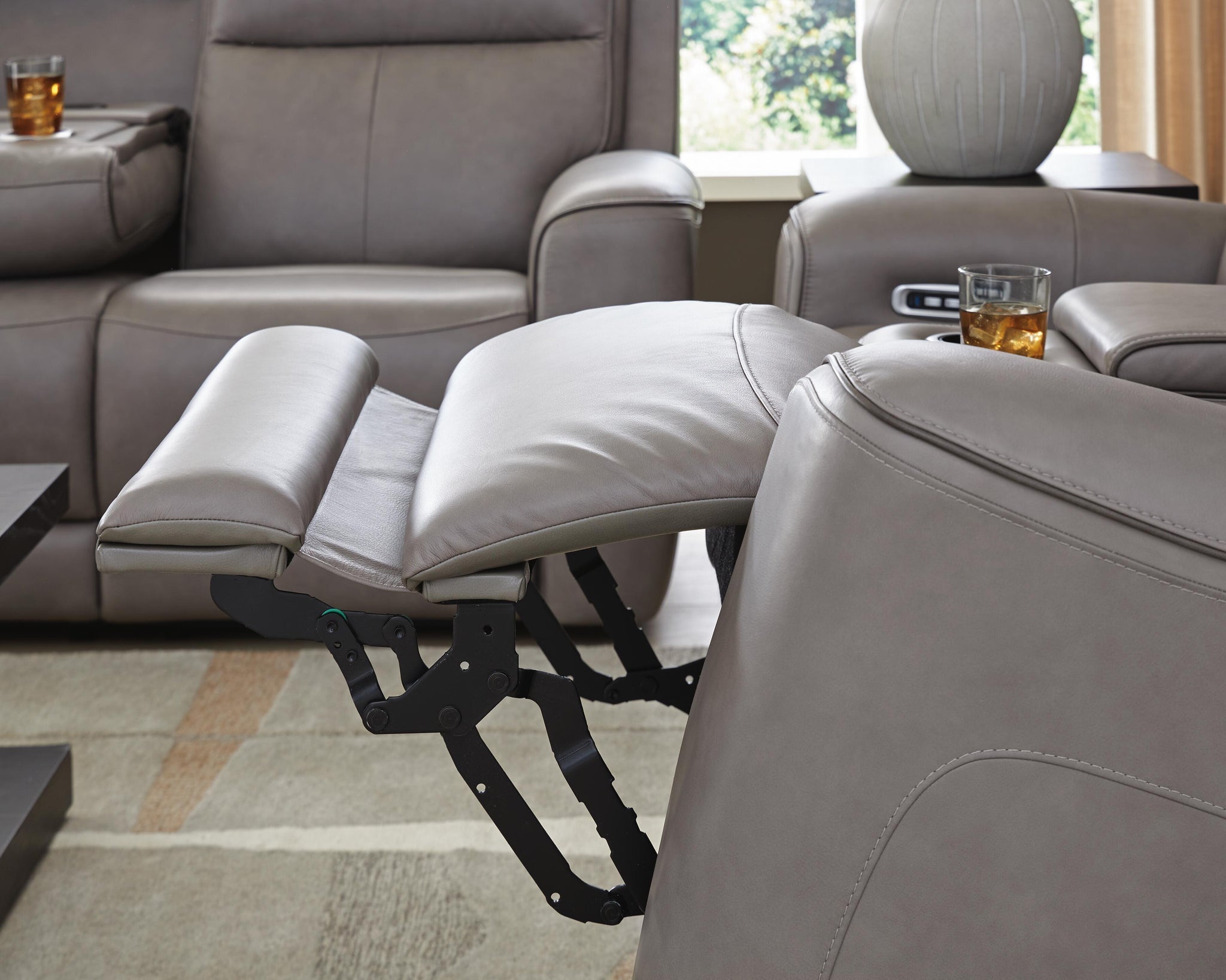 5Z-Comfort Power Reclining Loveseat with Console (Black/Gray)
