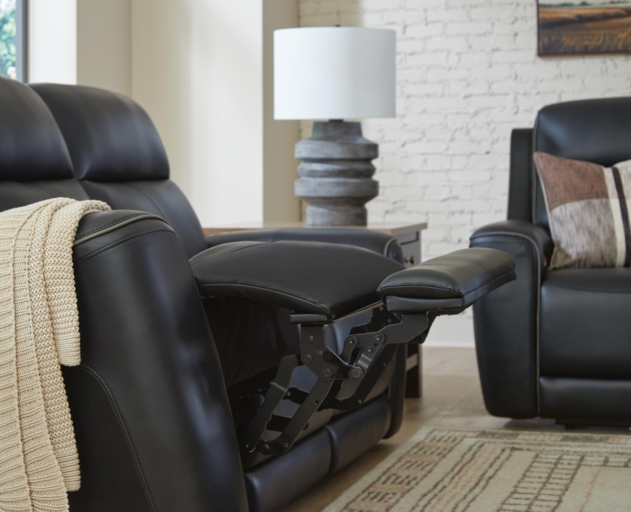 5Z-Comfort Power Reclining Loveseat with Console (Black/Gray)