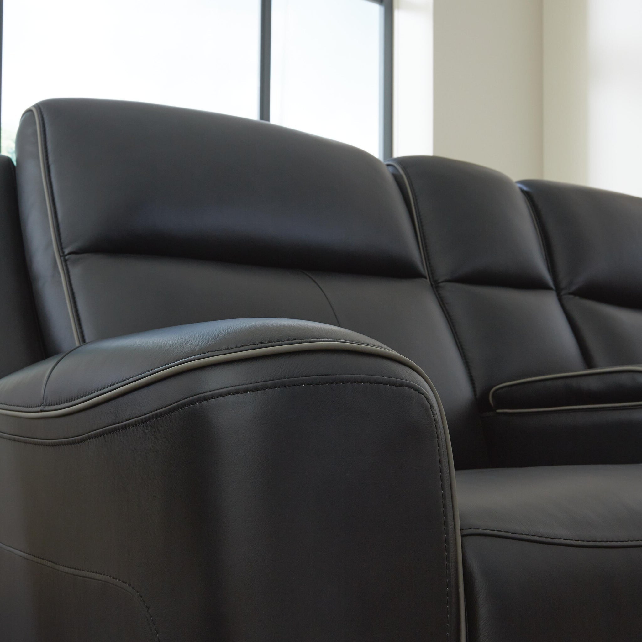 5Z-Comfort Power Reclining Loveseat with Console (Black/Gray)