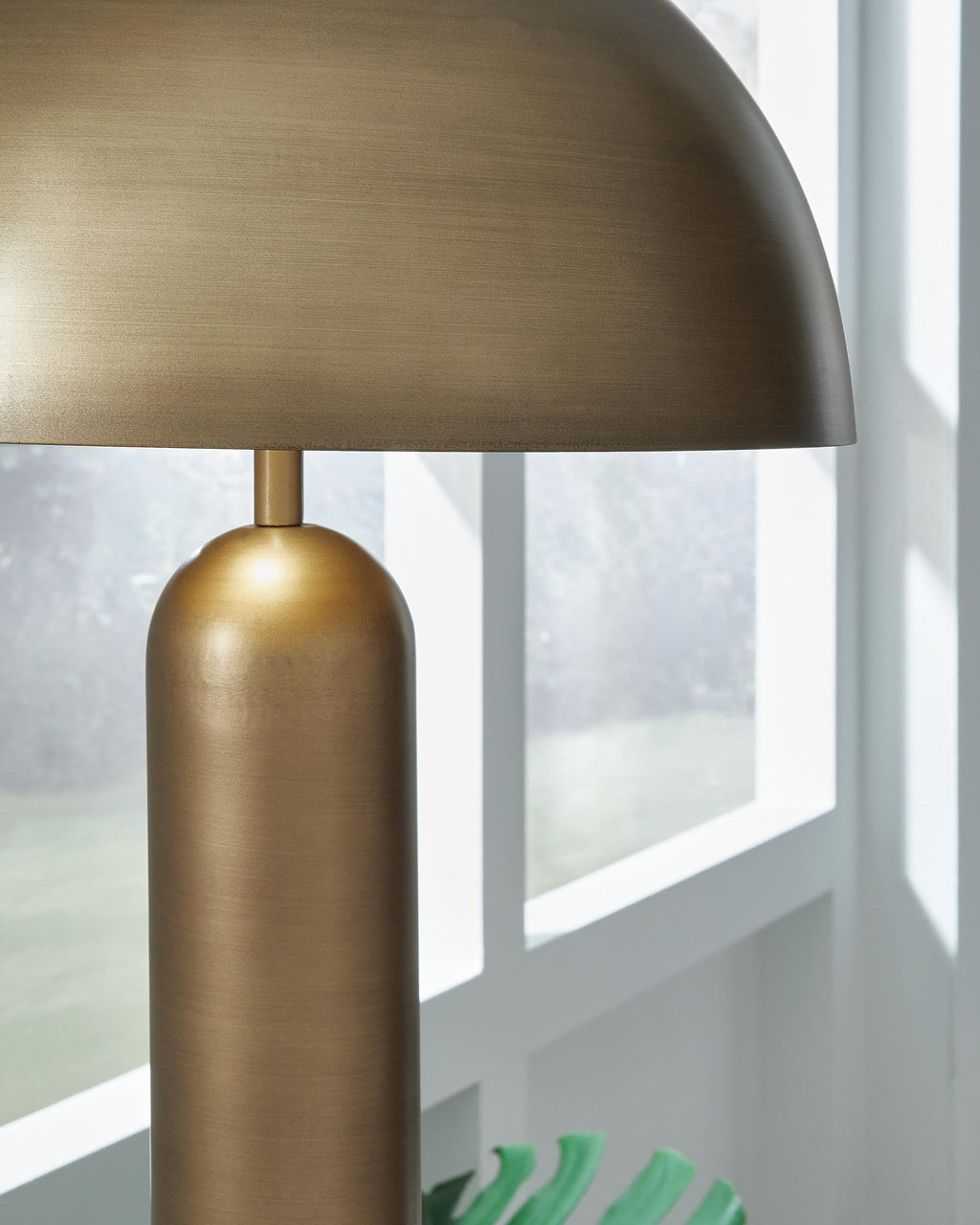 Wendfield Floor Lamp (Two-Tone)